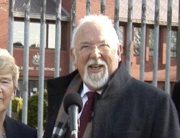 Modlił się i głosił Ewangelię przy szpitalu. Emerytowany pastor stanął przed sądem