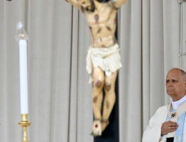 Papież zawierzył się Maryi. Prosi wiernych, by odmawiali różaniec