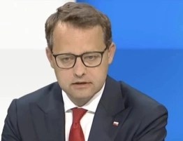 „Menele poprzebierani w ministerialne garnitury robią medialny teatr”