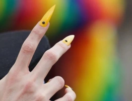 W jej wieku nie wolno zrobić sobie tatuażu, ale… sąd zgodził się na zmianę płci u 13-latki