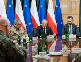 Pokazówka premiera. Rozmawiał z generałami o… obejściu prezydenckiego weta