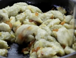 Szare kluski najlepiej smakują z kiszoną kapustą