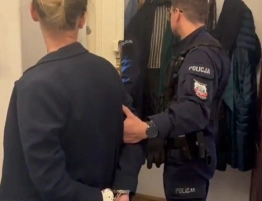 „Bez nakazu” Policja wtargnęła do domu T. Sakiewicza i skuła jego asystentkę