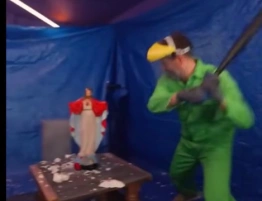 Bluźnierczy show belgijskiej telewizji: Uczestnicy programu rozbijali figurki Pana Jezusa i Matki Bożej