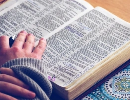 Raport: Biblia wciąż przyciąga młodych