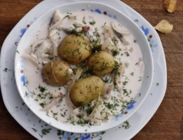 Kuchnia mojej mamy: Polewka śledziowa z kartoflami w mundurkach