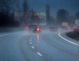 Gołoledź paraliżuje Polskę. Marznący deszcz i wiatr zamieniają drogi w pułapki