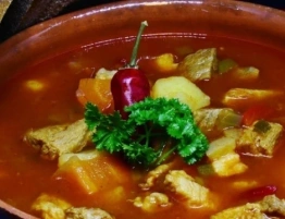 Kuchnia antydepresyjna: Gulaszowa z pieczarkami i pajda chleba