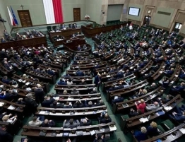 Koalicja Tuska próbuje gasić pożar. Sejm przyjął ustawę o zarobkach lekarzy