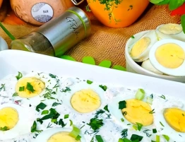 Wielkanocny klasyk na polskim stole. Jajka w sosie tatarskim, które zawsze znikają pierwsze