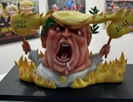 Skandaliczna wystawa ośmieszająca prezydenta USA w Parlamencie Europejskim