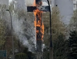 Mokotów. Spłonął krzyż związany z pamiętną Mszą Jana Pawła II