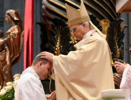 Papież do nowych kapłanów: Zawsze trzymajcie otwarte drzwi do Kościoła