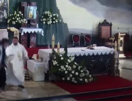 Opiłowywanie katolików trwa. Mężczyzna zaatakował tabernakulum podczas Mszy św.