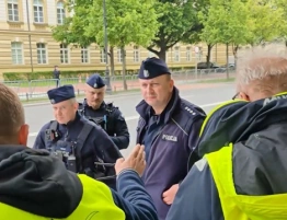 [Wideo] Tusk chce zrobić „obóz koncentracyjny” z „Miasteczka Gniewu” pod KPRM? Bąkiewicz mówi o blokadach i odcinaniu dostaw żywności