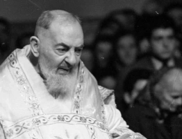 Figura o. Pio we włoskim kościele płacze krwawymi łzami?