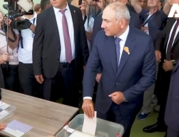 Paszynian umacnia władzę pomimo presji Rosji. Ormianie postawili na Zachód