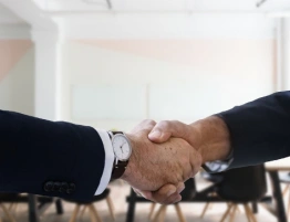 Rewolucja zjada własne dzieci. KPRM zatrudni „specjalistę” zamiast „osoby specjalistycznej”