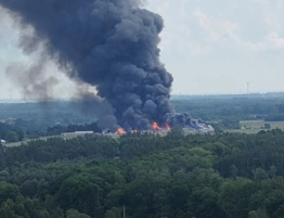 „Istnieje ryzyko wybuchu”. Ogromny pożar fabryki na Pomorzu