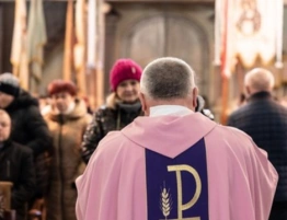 Niedziela „Gaudete” i symbol różowego ornatu. Na czym polega radość chrześcijanina?