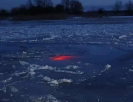 Spod lodu na rzece wydobywało się światło. Niecodzienna akcja strażaków w Santoku