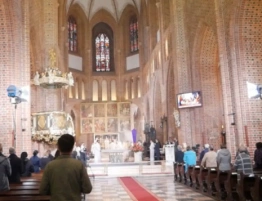 Niespełna 15 proc. Polaków przystępuje w niedzielę do komunii św.