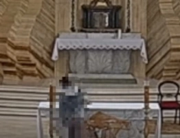 Pluł na ołtarz i rzucał krzyżem. Policja ujęła sprawcę