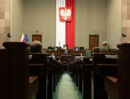 Sondaż: KO traci. Razem, PSL i Polska 2050 poniżej progu
