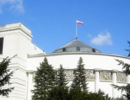 Rozpad rządowego zamku na piasku? KO wygrywa sondaż, ale traci większość