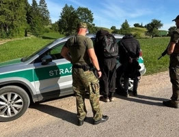 Pościg za kierowcą przewożącym migrantów. Zatrzymano 46 cudzoziemców i 7 pomocników