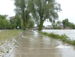 Rzeki w Polsce gwałtownie przybierają. IMGW ostrzega przed możliwymi podtopieniami