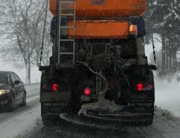 Marznący deszcz, gołoledź i gęsta mgła — alarmy IMGW i RCB w całej Polsce