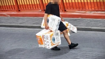 42‑latek złapany na kradzieży... 1800 rolek papieru toaletowego
