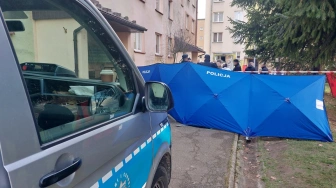Rzucił się z nożem na policjantów i strażaka. Padły strzały