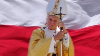 Jan Paweł II ciągle antidotum na duchowy chaos Polaków - badania UKSW