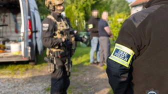 Podszywali się pod firmy i oszukiwali. 17 osób w rękach policji, zabezpieczono ponad 20 mln zł