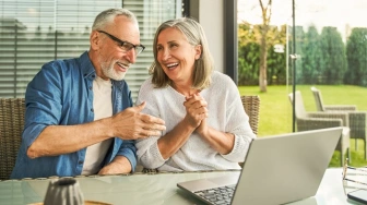 Nowoczesny prezent na Dzień Babci i Dziadka? Bezpieczne konto, które ułatwia życie [Materiał promocyjny]