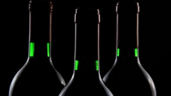 Alarm ekspertów: młodzi Polacy coraz wcześniej sięgają po alkohol. „To nie margines, to norma”