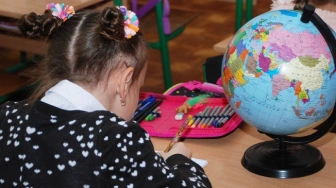 Tak z krzyżami w szkole walczy się nad Sekwaną. Przerażający raport z laickiej Francji