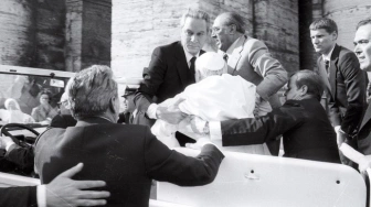 Podtrzymywał rannego Jana Pawła II po zamachu. Zmarł kamerdyner trzech papieży