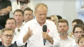 „Zabetonowani pisowską propaganda”. Tusk żali się, że opuścił go… kler