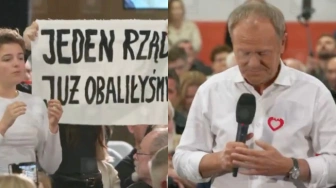 Nerwowo na spotkaniu z premierem. Lewicowe aktywistki zakłóciły wystąpienie Tuska