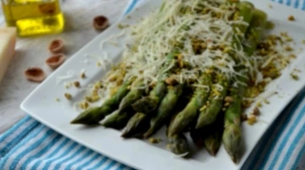 Zielone szparagi z parmezanem - na surowo
