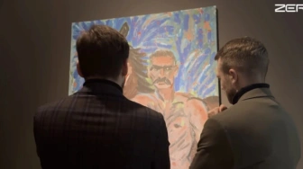 A mógł nic nie mówić. Autor wulgarnie broni obrazu nagiego Piłsudskiego