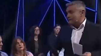 Oto „czysta woda”. Czyż wyrywa mikrofon działaczowi, bo nie spodobało mu się pytanie