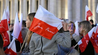 „Zło dobrem zwyciężaj!” Setki wiernych czuwały w Watykanie w rocznicę wyboru Jana Pawła II