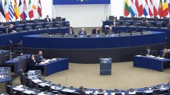 Biologiczny mężczyzna może urodzić dziecko? Właśnie przegłosował to… Parlament Europejski