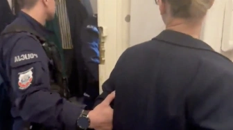 Skandaliczna interwencja służb w domu Sakiewicza. Kuriozalne wyjaśnienia policji