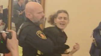 „Strach zagląda w oczy ekipy Trzaskowskiego”. Szokujące sceny na sesji Rady Warszawy