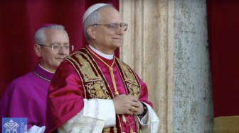 „Pokój niech będzie z wami!” Leon XIV na balkonie Bazyliki św. Piotra